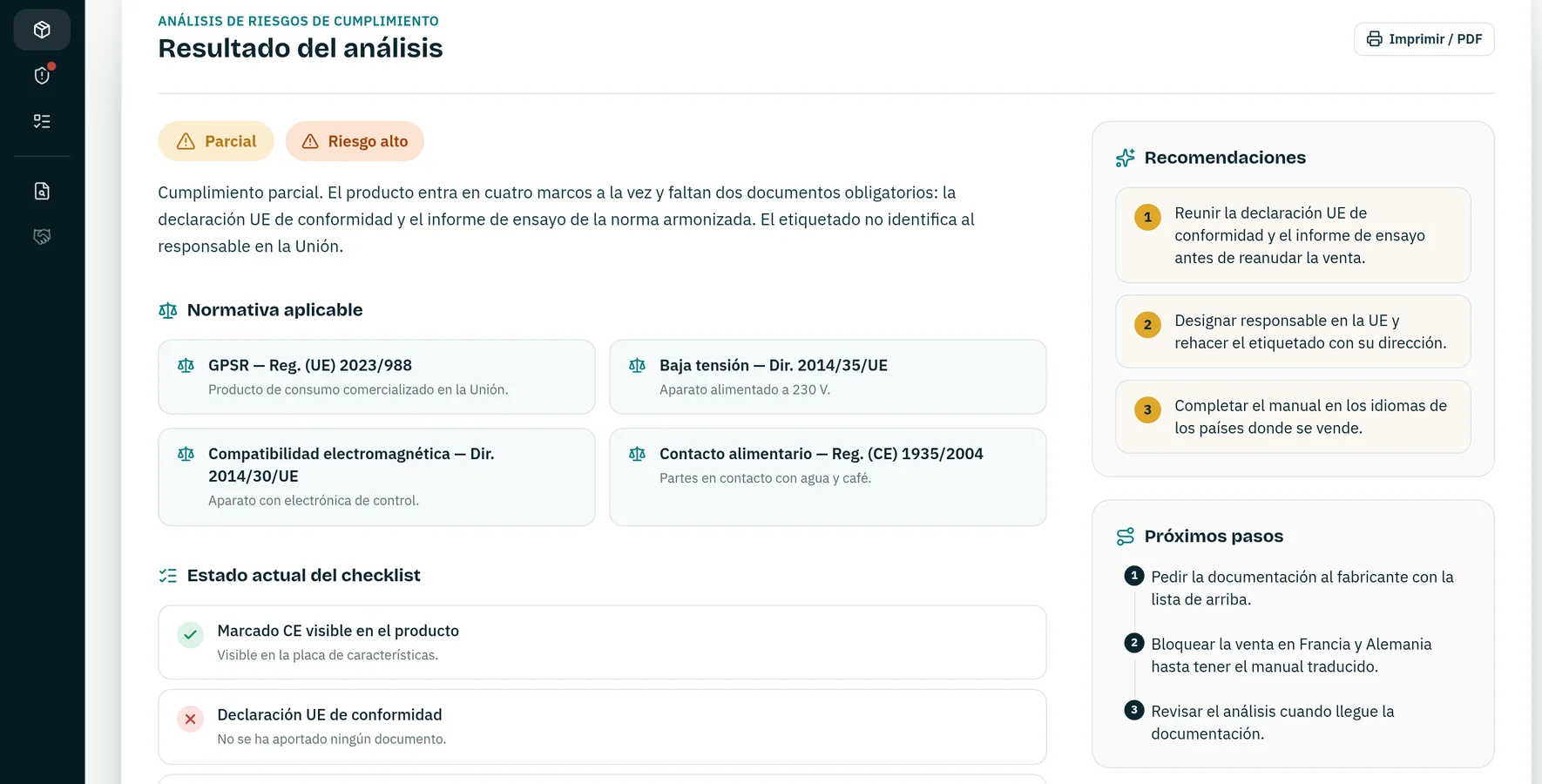 Informe de una cafetera: cumplimiento parcial y riesgo alto, el resumen de qué falta, las cuatro normas que le alcanzan cada una con su motivo, el checklist punto por punto y, a la derecha, las recomendaciones y los próximos pasos numerados por orden.